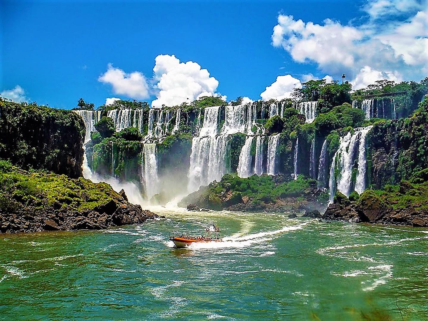 Бразильский водопад Игуасу